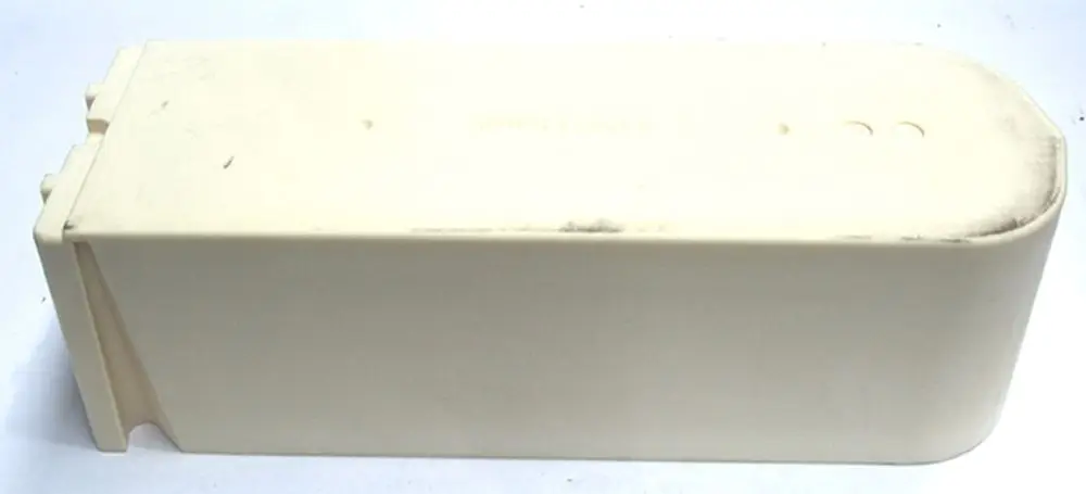 Daikin Abdeckung in neutralem Farbton, rechteckige Form, glatt und ohne erkennbare Beschriftungen. Eignet sich zur Dämmung für spezifische Geräte.